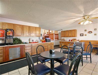 Super 8 Wichita East Kellogg Hotel Restaurant foto